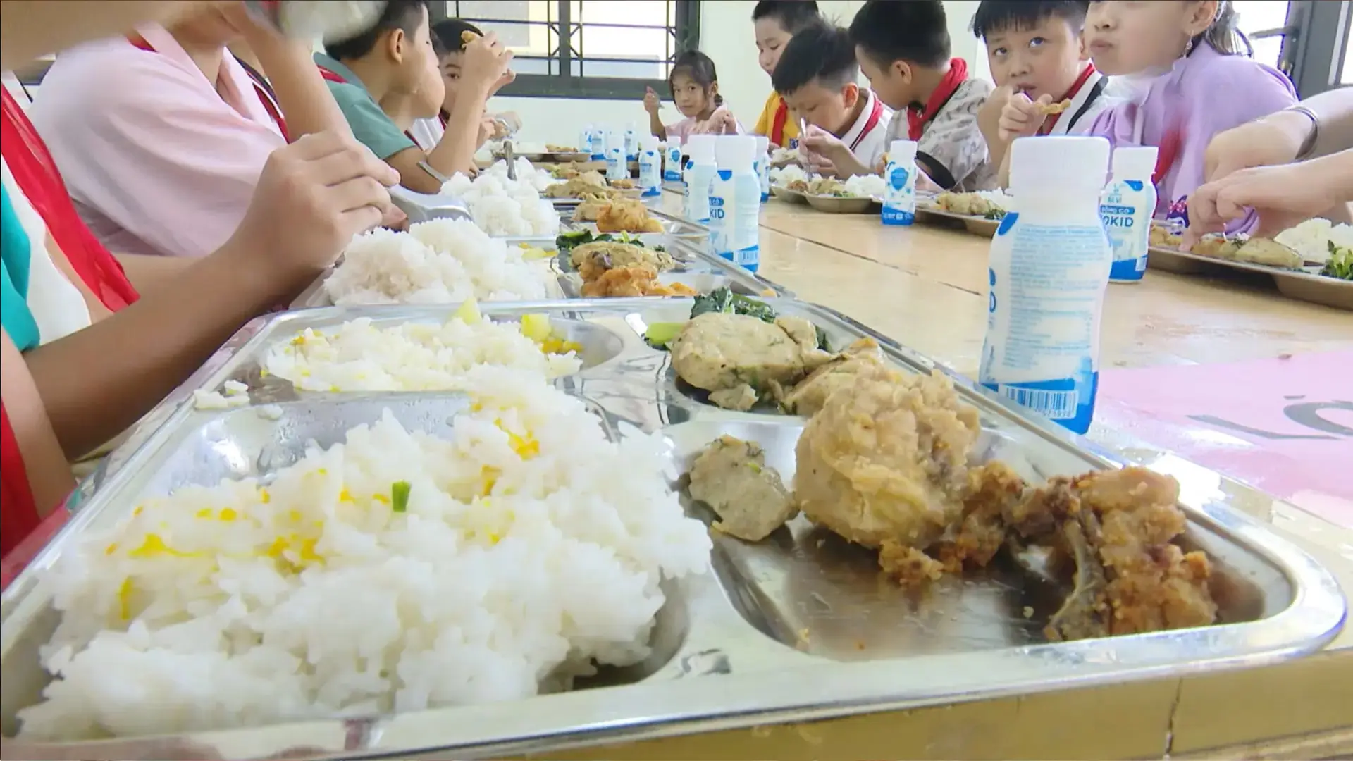 Hỗ trợ bữa ăn bán trú - Chính sách nhân văn, thiết thực | Chính quyền đô thị | 19/09/2025
